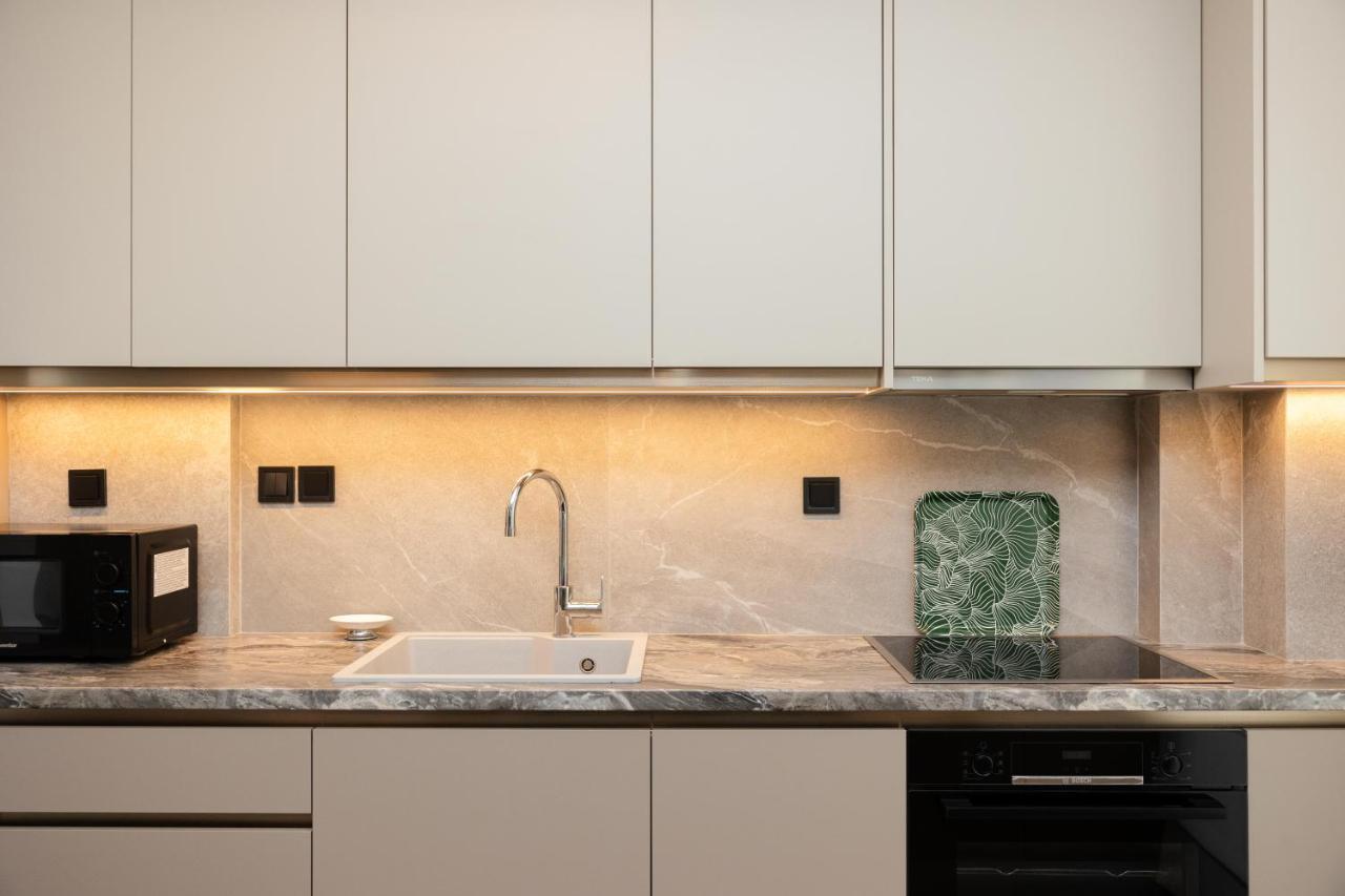 Elegance Apartment 2 Bedroom Suites เทสซาโลนิกิ ภายนอก รูปภาพ