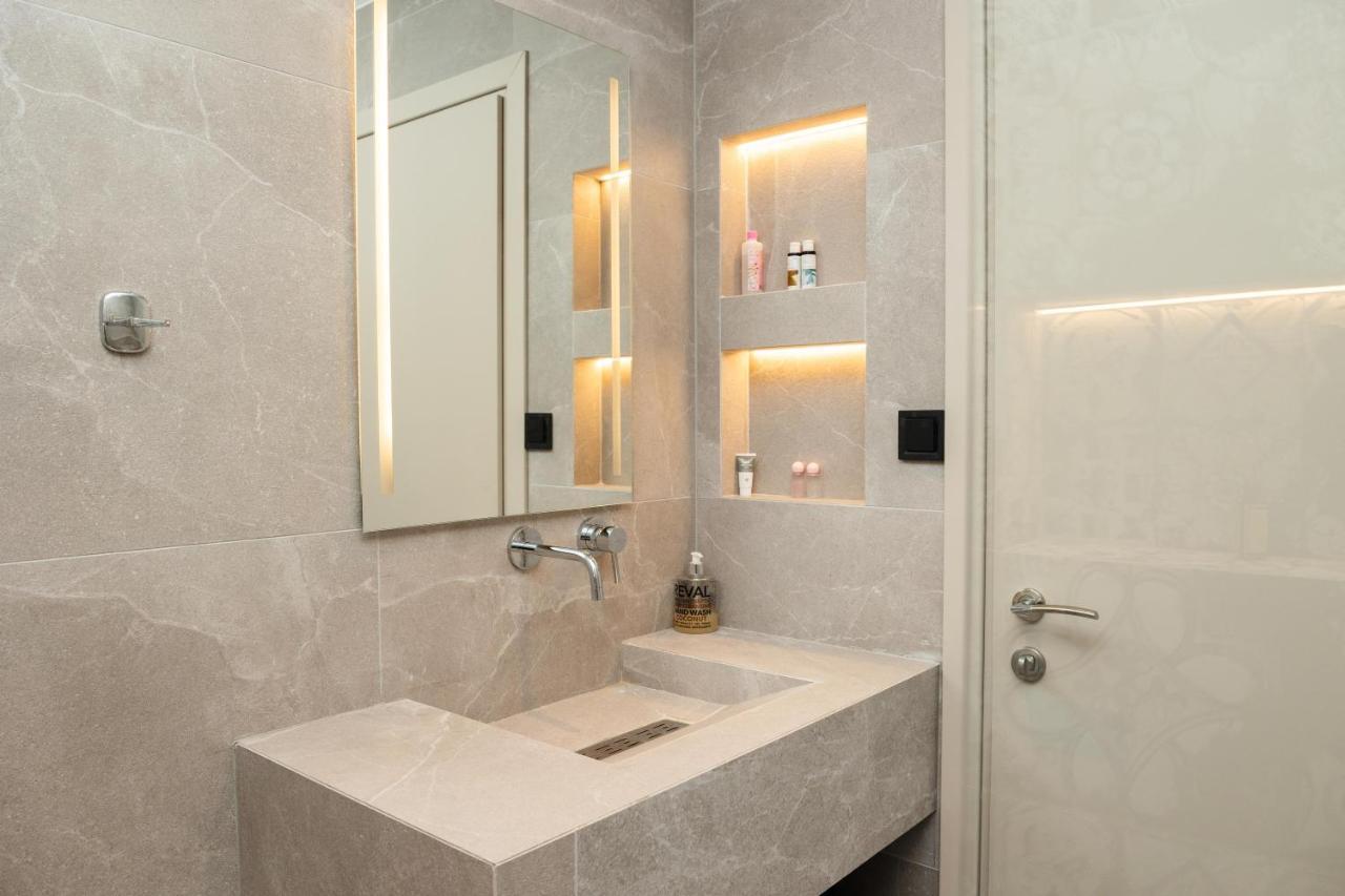 Elegance Apartment 2 Bedroom Suites เทสซาโลนิกิ ภายนอก รูปภาพ