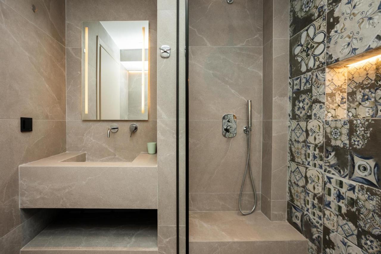 Elegance Apartment 2 Bedroom Suites เทสซาโลนิกิ ภายนอก รูปภาพ